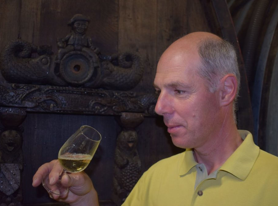 Benoit déguste un riesling 2021
